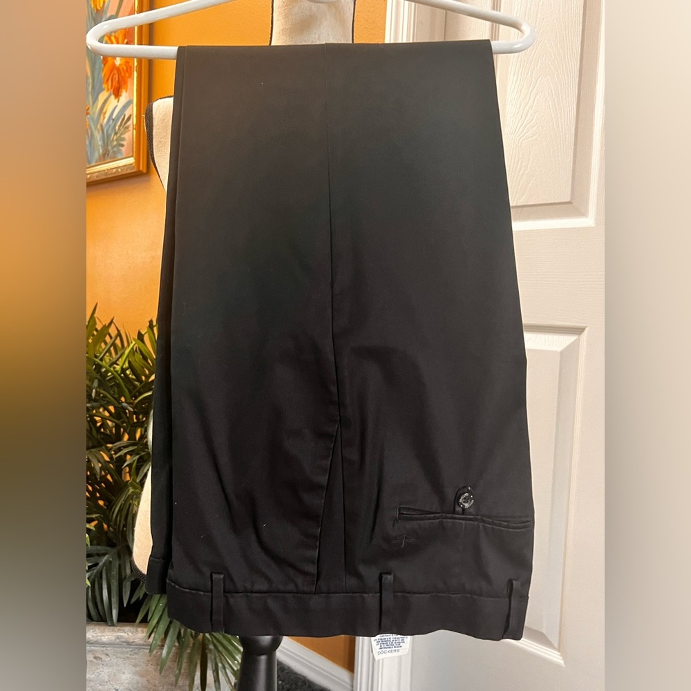 Men’s Black Dockers Straight Fit D2 Size 34/32 Dress/Casual Slacks